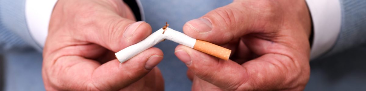Rauchentwöhnung in Hamburg – Hendrik Neumann bricht eine Zigarette durch, Symbol für Hypnose und Softlaser beim Rauchstopp.