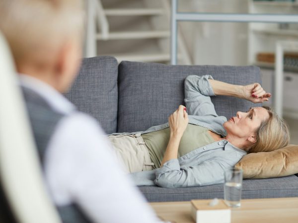 Hypnoanalyse Hamburg in der HN-Praxis: Eine Klientin in Tiefenentspannung wird professionell begleitet.