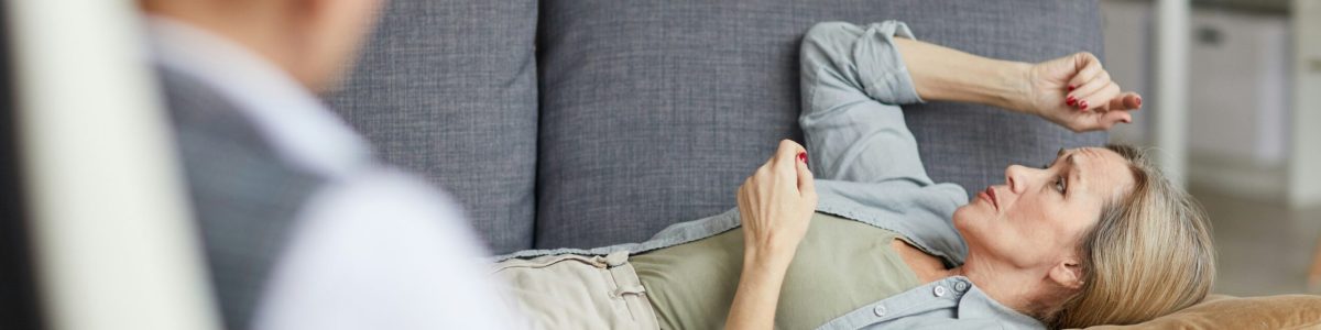 Hypnoanalyse Hamburg in der HN-Praxis: Eine Klientin in Tiefenentspannung wird professionell begleitet.